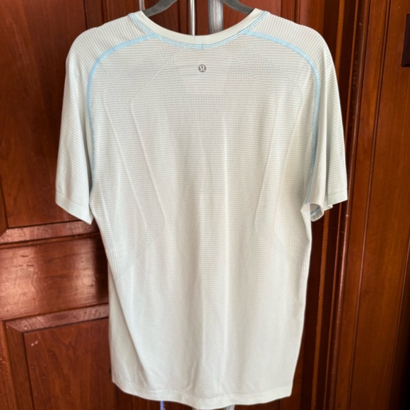 Lululemon Medium Metal Vent Tech Pastel Blue - Picture 2 of 4